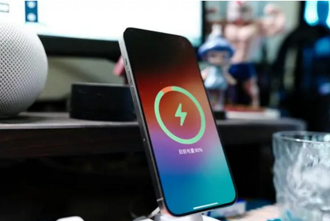 南通苹果15换屏服务分享用什么充电器给iPhone15充电更好 